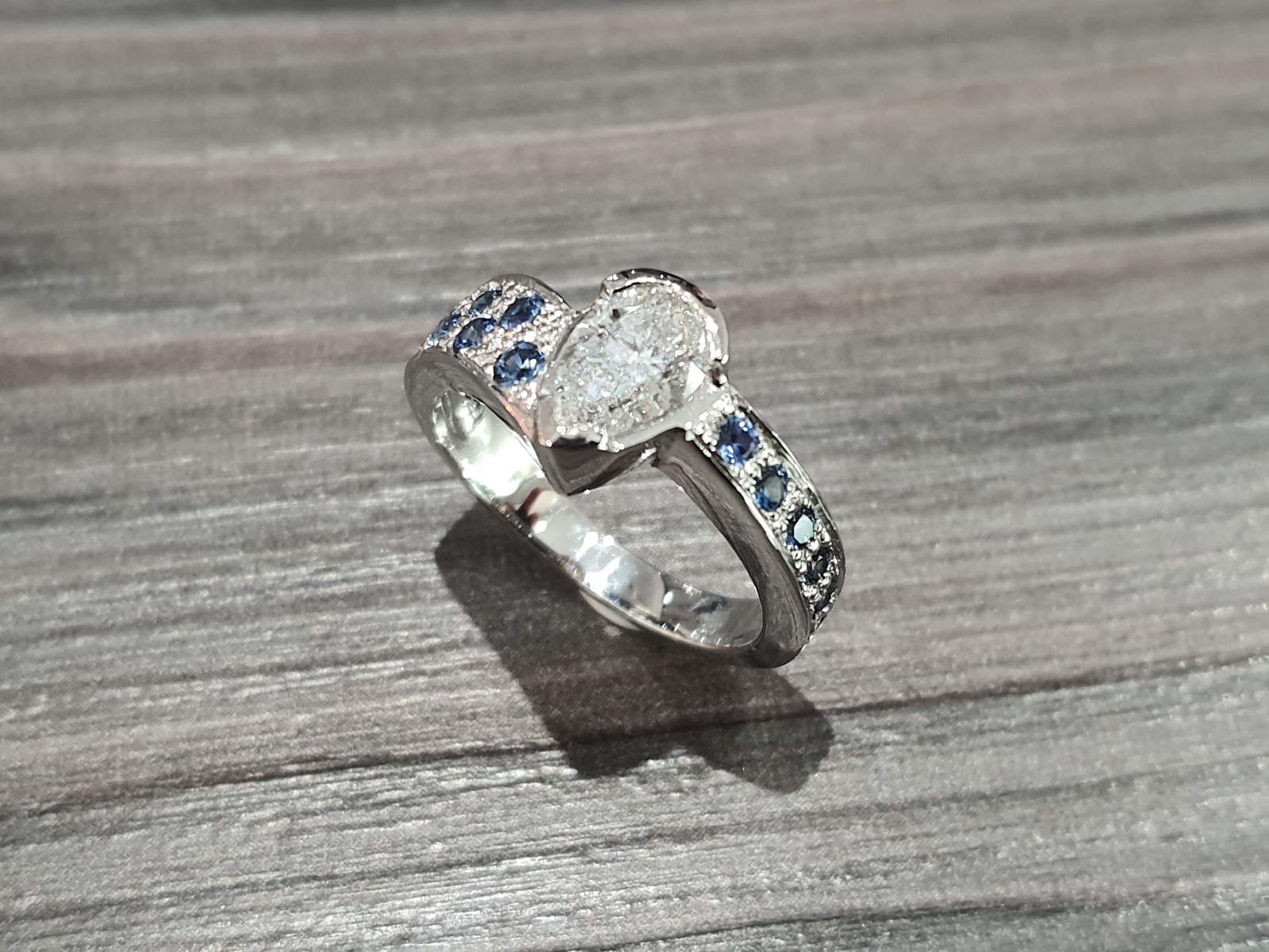 création d une bague or blanc et diamant poire ,Saphirs de Ceylan 
atelier sur place Strasbourg centre joaillier, sertisseur, gemologue 