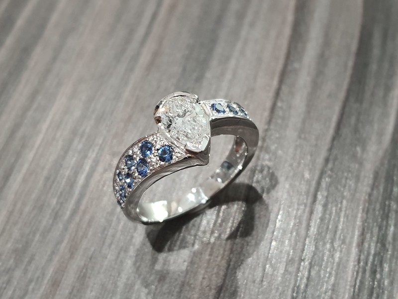création d une bague or blanc et diamant poire ,Saphirs de Ceylan 
atelier sur place Strasbourg centre joaillier, sertisseur, gemologue 