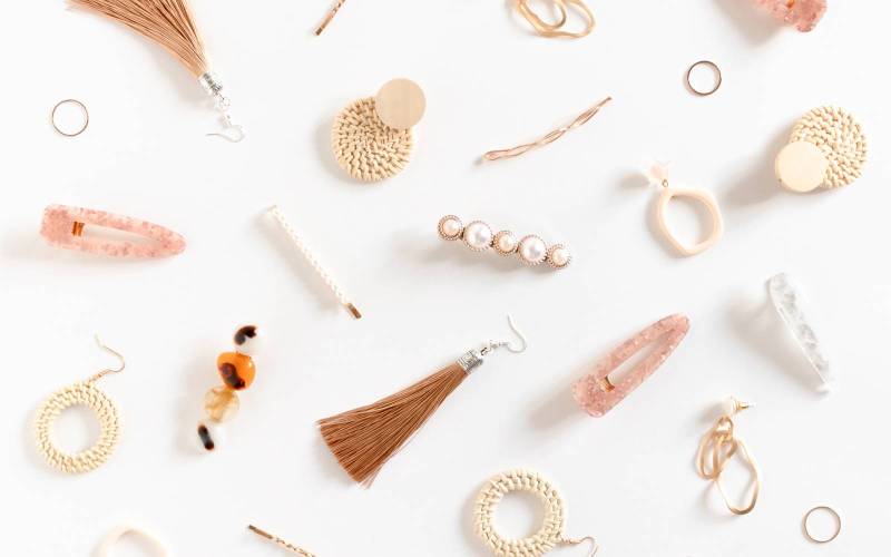 En exclusivité chez votre bijoutier, les boucles d’oreilles or rose avec diamants de la marque Facet.