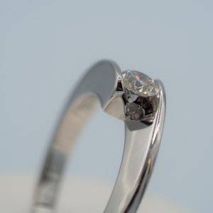 Diamants sertis sur mesure pour une bague de fiançailles inoubliable