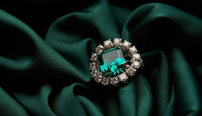 Expert en joaillerie pour la création d’une bague avec diamant pour une demande en mariage, Strasbourg